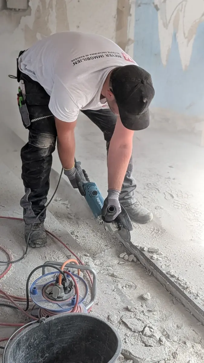 Boden wird für die Verlegung neuer Abwasserleitungen in einer Wohnung geöffnet